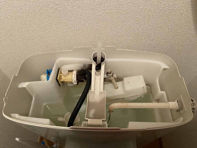トイレタンク内の水漏れ原因と自分で直す修理方法まとめ