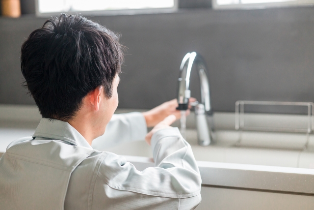 キッチン下の水漏れはパッキン交換で直せる？徹底ガイド