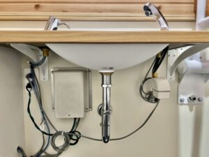 洗面台下の水受けタンクに水が溜まる原因と対策