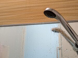 シャワーヘッドやホースの水漏れ原因と直し方を徹底解説！