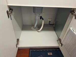 キッチンのシンク下から水漏れ発生！原因と正しい応急処置を解説