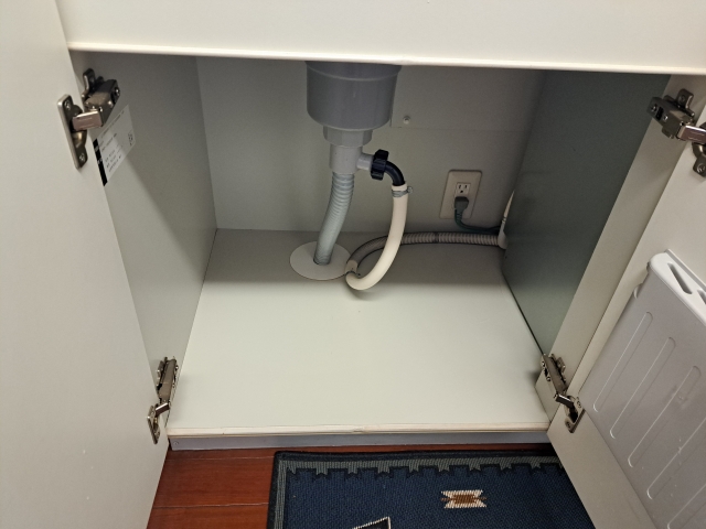 キッチンのシンク下から水漏れ発生!原因と正しい応急処置を解説