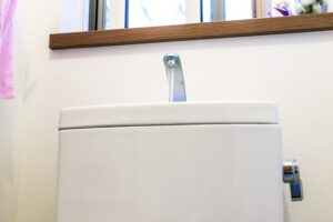 トイレのレバーが空回り？水が流れないときの応急処置と修理法