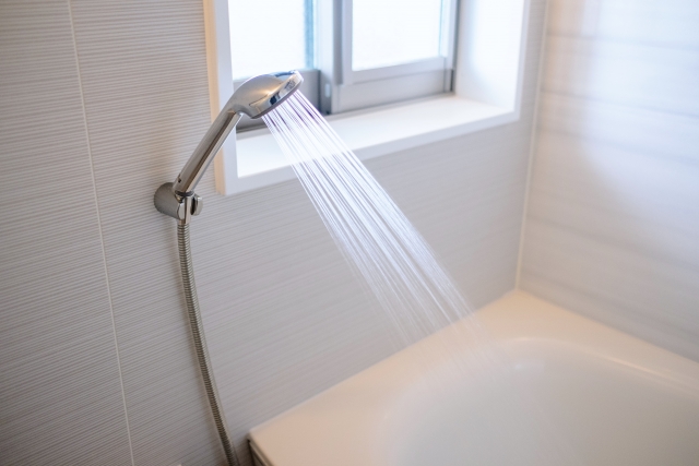 シャワーの水圧が弱い原因と今すぐできる改善法