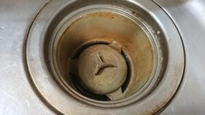 排水溝に油を流した時の正しい対処法と掃除のポイント