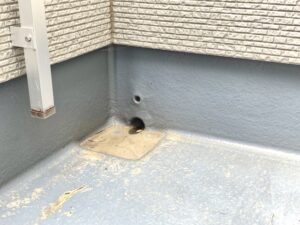 ベランダ排水溝が臭い時の原因と今すぐできる対策法