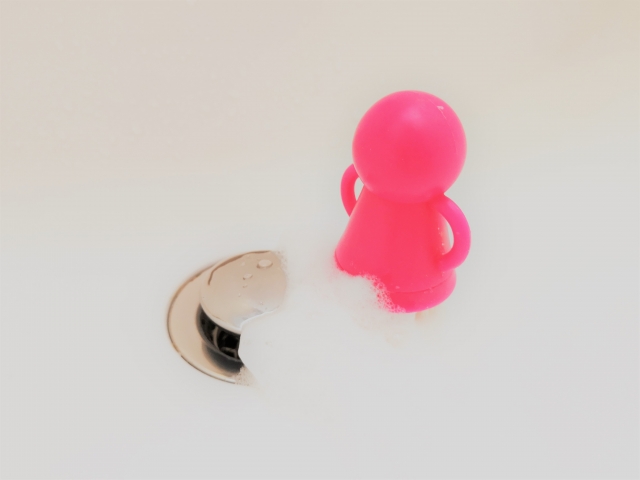 排水溝にゴミを流してしまった時の正しい対処法と注意点