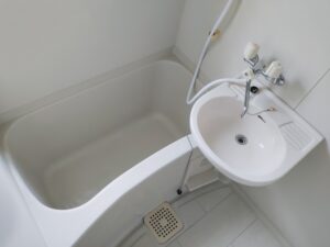 ユニットバスの排水溝に水がたまる原因と対策は？