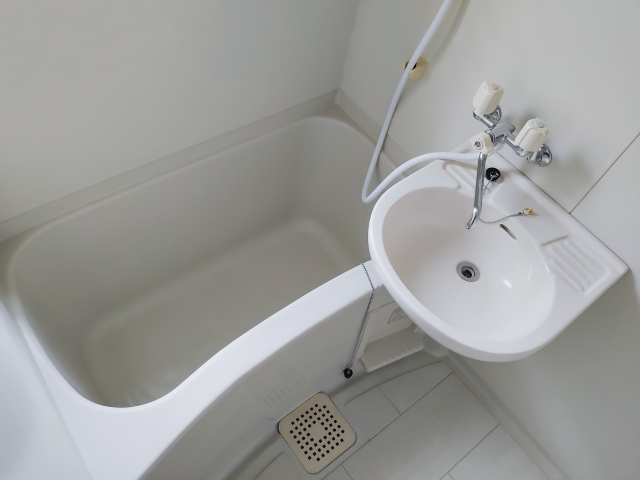 ユニットバスの排水溝に水がたまる原因と対策は?