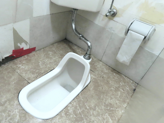 プロも驚く！和式便器の尿石を落とす最強掃除法