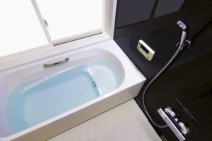 浴槽の水が排水口から逆流…自分でできる対処と業者費用